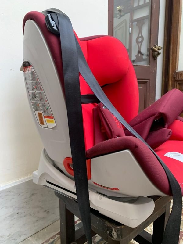 Silla de auto para bebé segura y cómoda - imagen 2