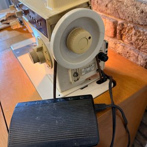 Máquina de Coser Singer con Mueble Moderno y Accesorios - imagen 4