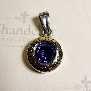 Dije Circular con Piedra Violeta Facetada y Grabado - imagen 2