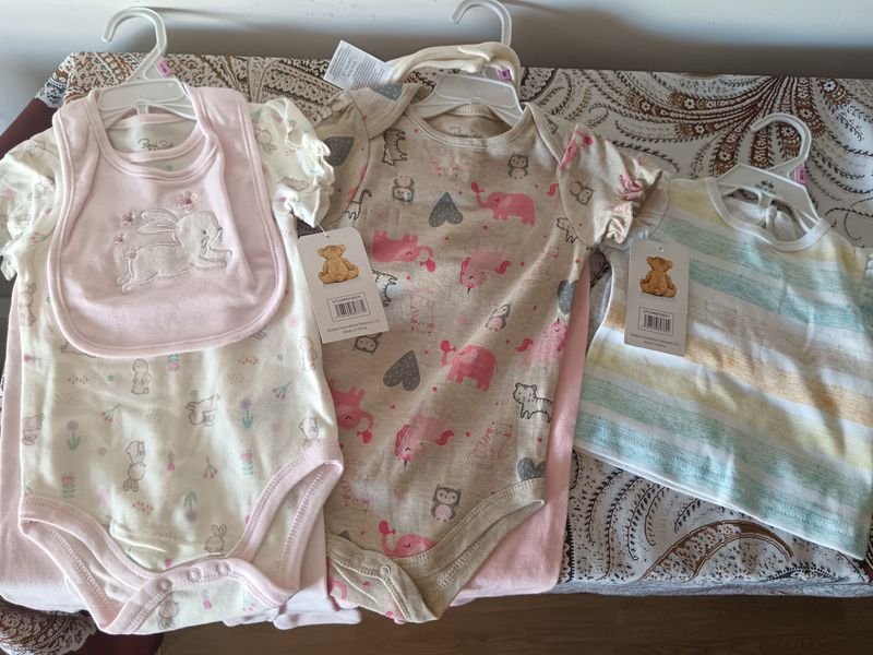 Ropa para bebés: Conjuntos de pantalones, shorts, remeras y baberos - imagen 3