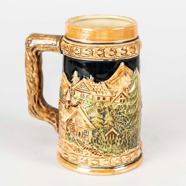 Jarra de cerveza de cerámica con escenas en relieve - imagen 2
