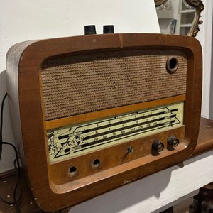 Lote siguiente: Radio a Válvulas Punktal Antigua de Mesa - Década del 50