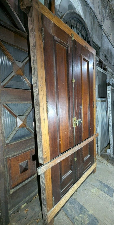 Puerta antigua de frente con panelado de cedro y llaves - imagen 12