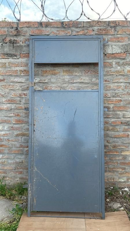 Dos Puertas de Chapa Reforzada con Espacio para Vidrio