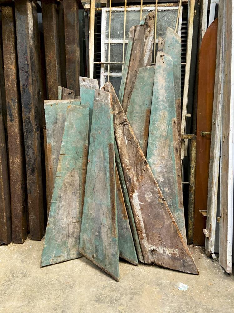 Trece Escalones de Madera Rústica con Pátina Turquesa