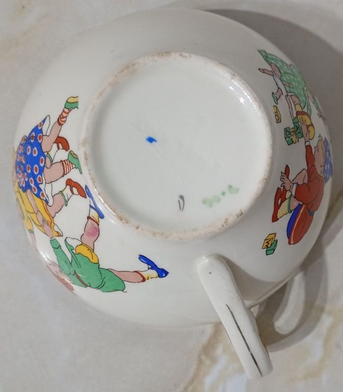Taza de porcelana inglesa del siglo XX con decó de niños jugando - imagen 5