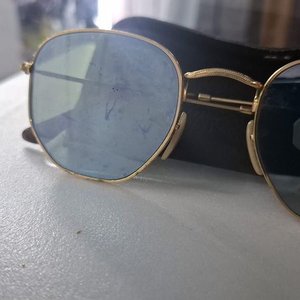 Anteojos de Sol Ray-Ban Hexagonal Dorados con Estuche - imagen 4
