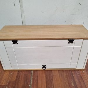 Arcón de Madera y Blanco con Herrajes Decorativos - imagen 2