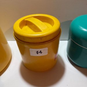 Lote de 3 Hieleras de Plástico en Diferentes Tamaños y Colores - imagen 4