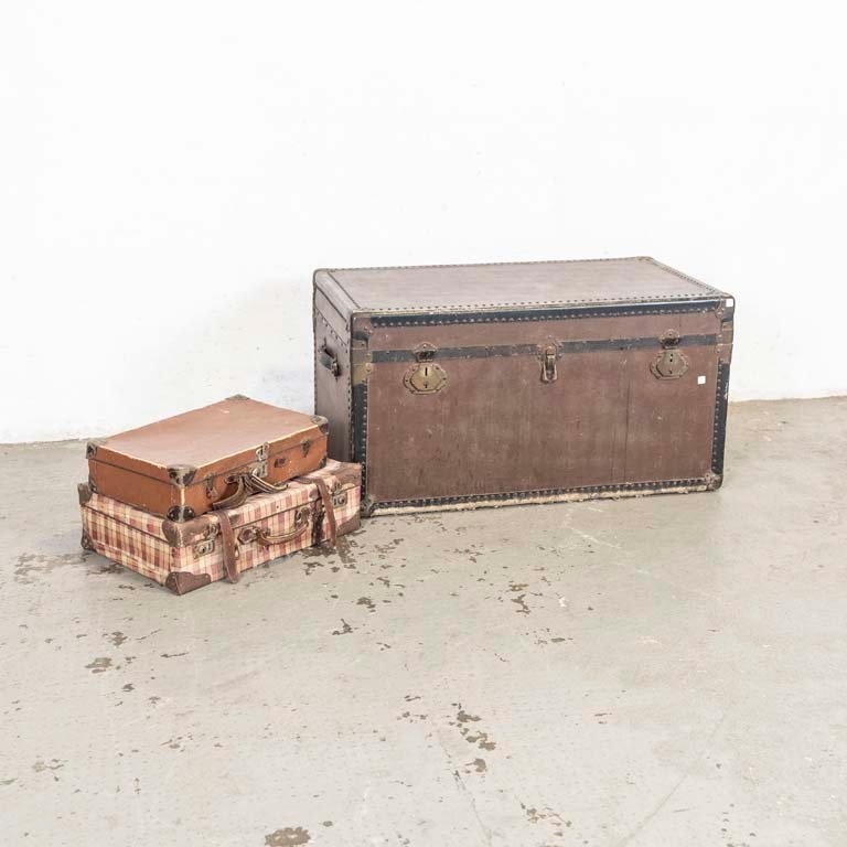 Lote siguiente: Baúl antiguo de viaje y valijas antiguas para la venta