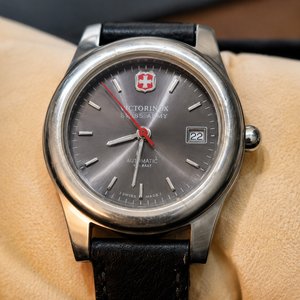Lote siguiente: Reloj Wenger Suizo de Acero Inoxidable con Correa de Cuero