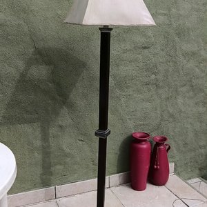 Lámpara de Pie Alta con Detalles en Peltre - imagen 3