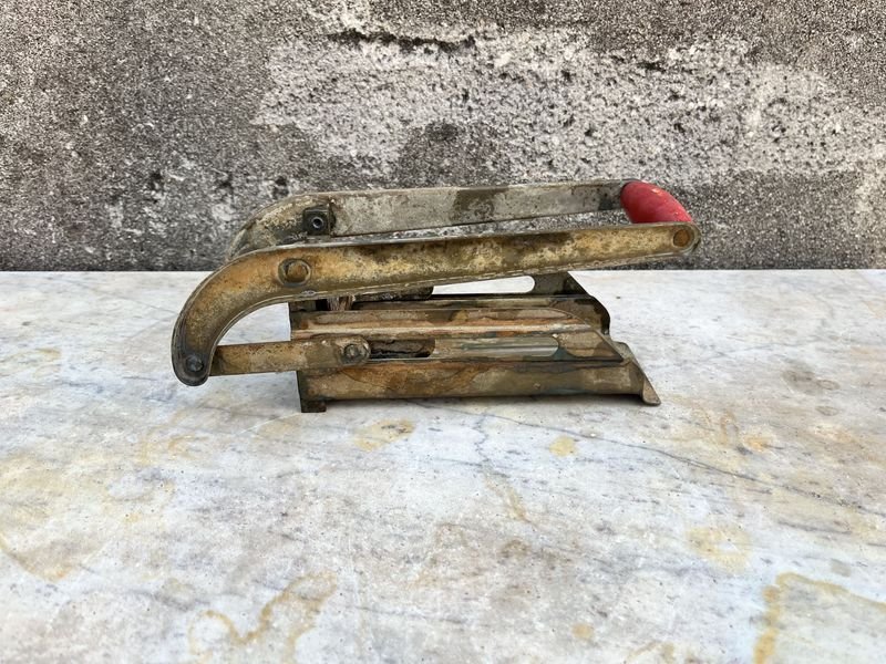 Lote siguiente: Máquina para cortar alimentos en bastones de chapa galvanizada con mango de madera inglesa