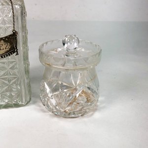 Juego de Cristalería Antigua: Botellón con Chapa "Jerez" y Dos Alhajeros - imagen 2
