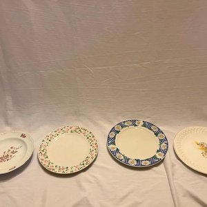 Lote de 4 Platos Vintage de Porcelana con Diseños Florales y Cuadros - imagen 1