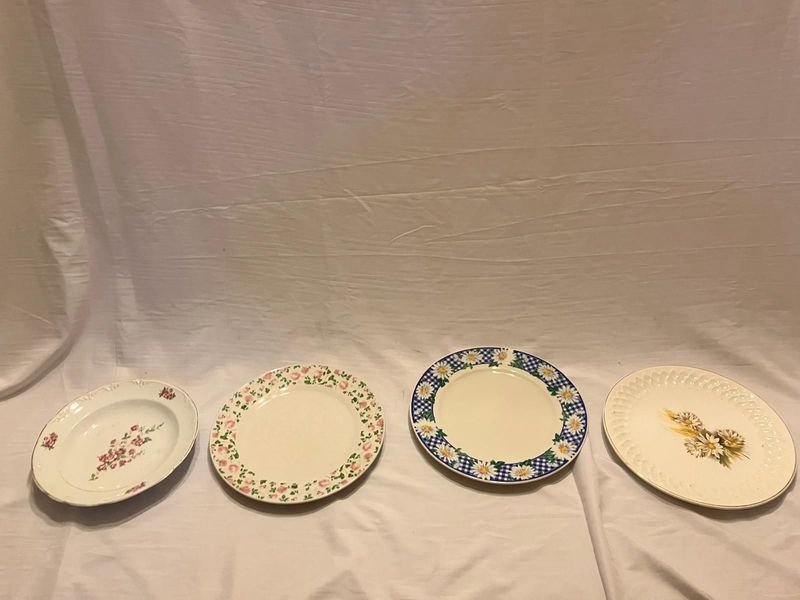 Lote de 4 Platos Vintage de Porcelana con Diseños Florales y Cuadros
