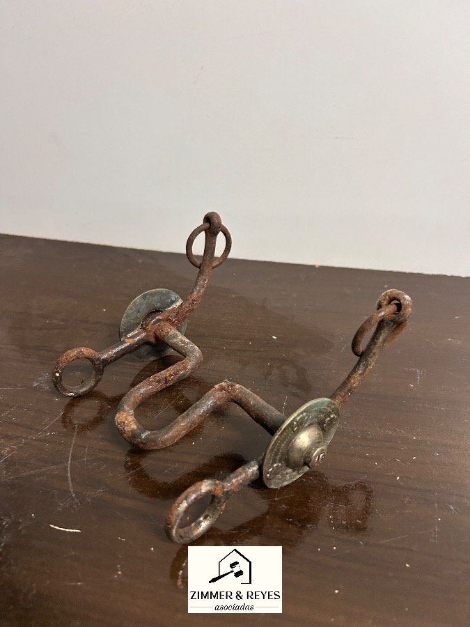 Freno de Caballo Antiguo con Detalles Metálicos