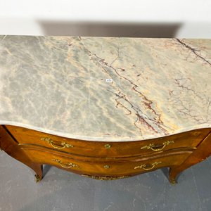 Cómoda Luis XV de Caoba con Tapa de Mármol y Apliques de Bronce - imagen 2