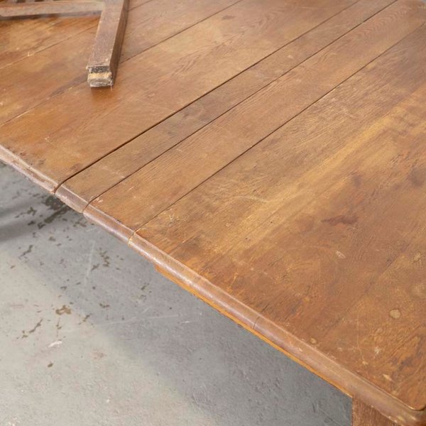 Mesa de comedor y sillas de roble con detalles en el lustre - imagen 3