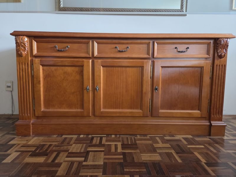 Lote anterior: Aparador de madera con detalles tallados