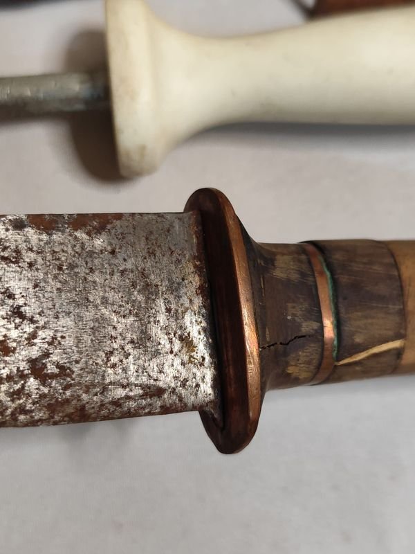 Antiguo Cuchillo con Mango de Bronce y Madera, Vaina y Chaira - imagen 3