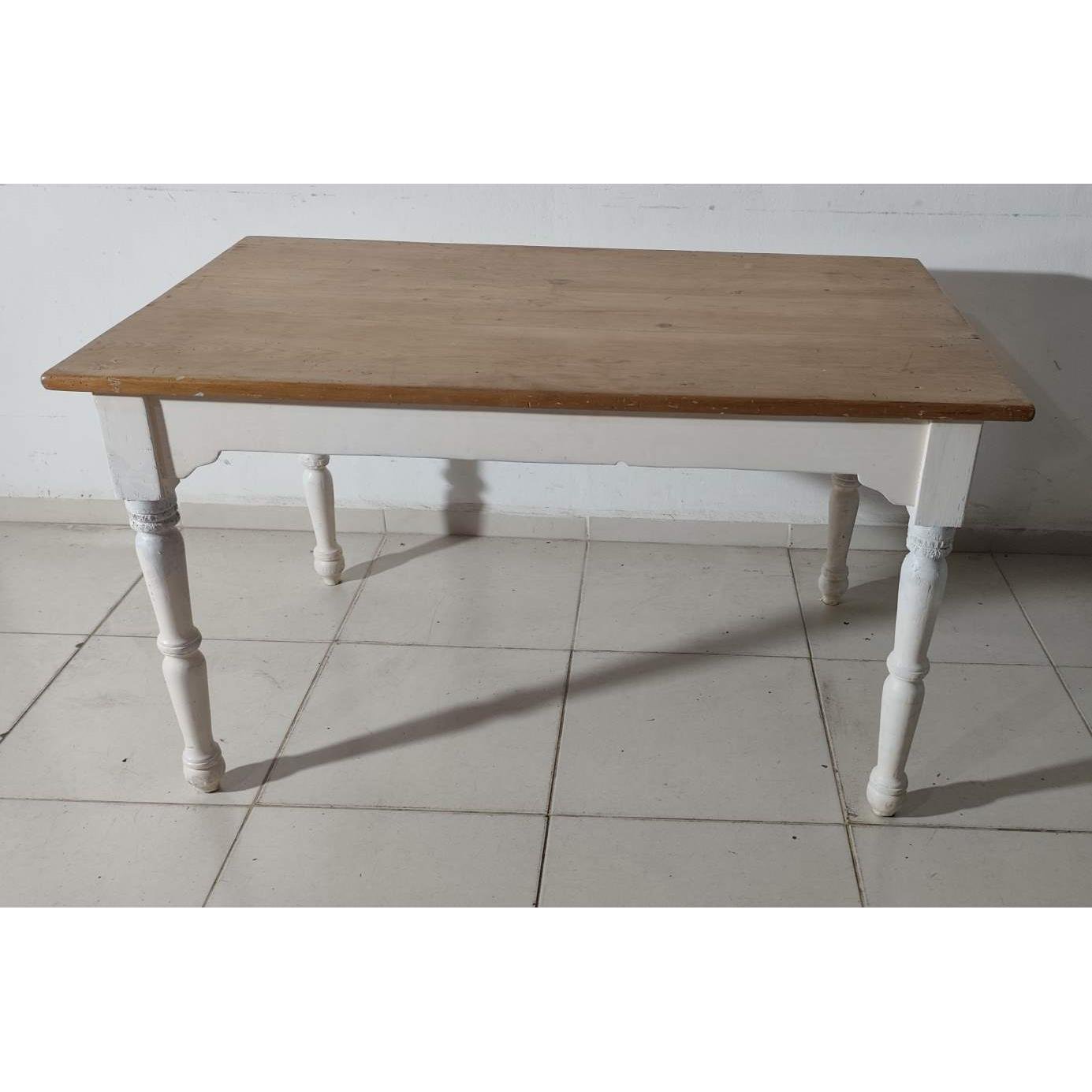Mesa de Comedor Blanca con Patas Torneadas y Tapa de Madera