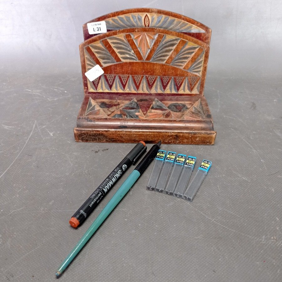 Organizador para escritorio en madera tallada con accesorios - imagen 2