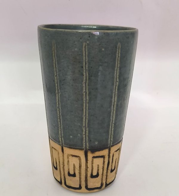 Vasos en cerámica artesanal con textura rústica y esmalte vidriado verde - imagen 2