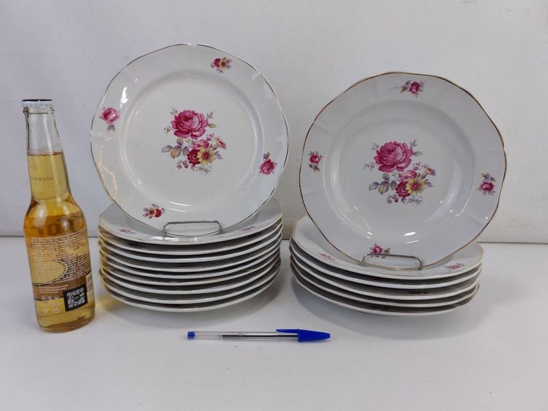Platos de porcelana con diseño floral - imagen 2