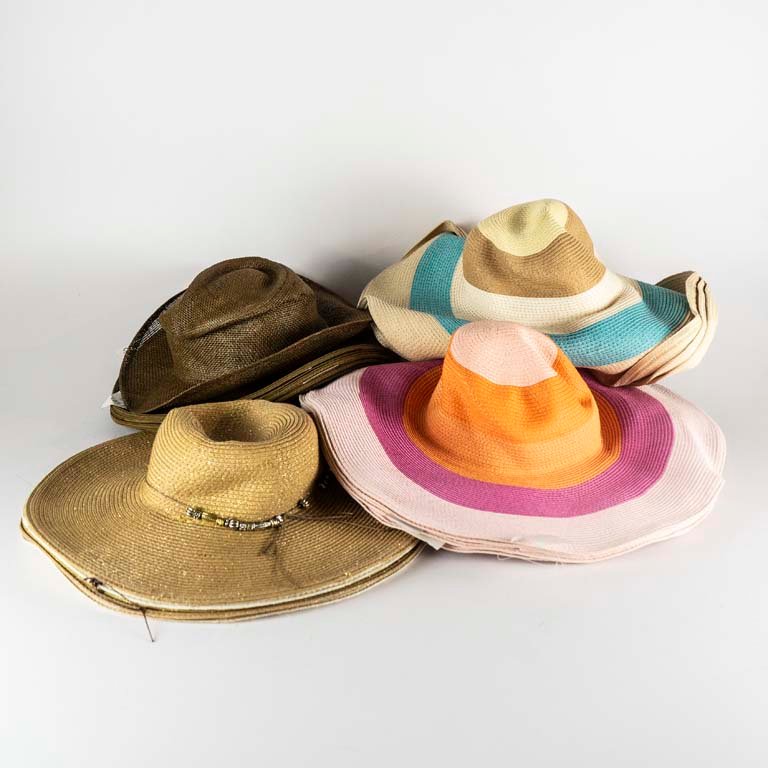 Sombreros de paja en lote