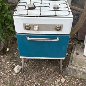 Lote siguiente: Cocina a Gas Vintage TEM Celeste