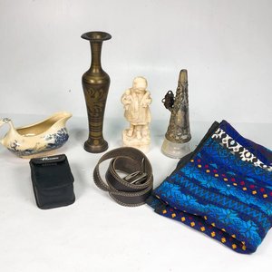 Lote Variado: Florero Bronce, Figura Piedra, Cámara, Salsera y Cinturón - imagen 1