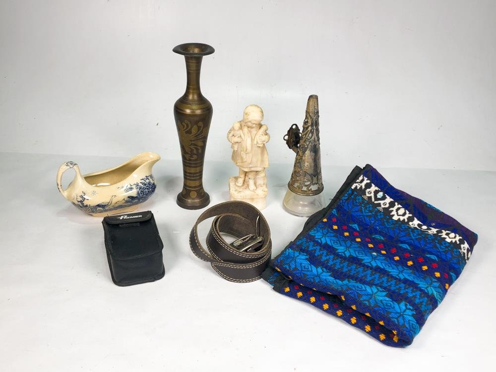 Lote Variado: Florero Bronce, Figura Piedra, Cámara, Salsera y Cinturón