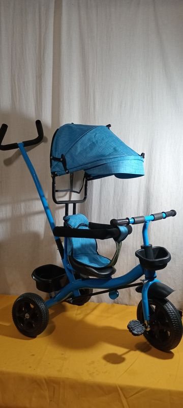 Triciclo con guías y capota color celeste nuevo - imagen 2