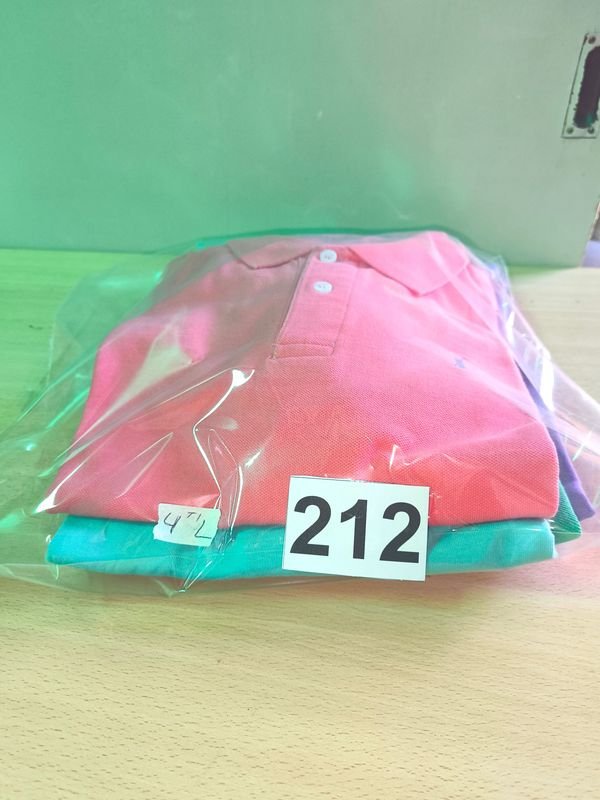 Remeras de diferentes colores y materiales - imagen 2