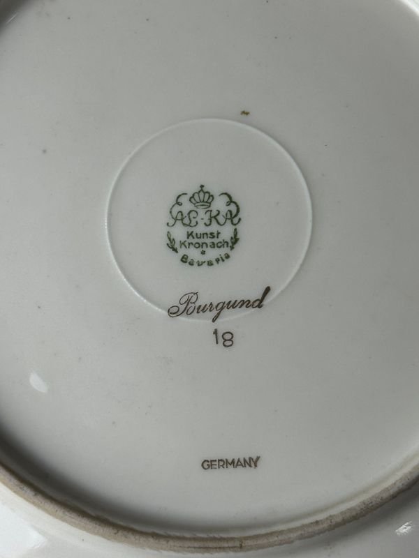 Platos de porcelana alemana, checoslovaca y inglesa para niño - imagen 5