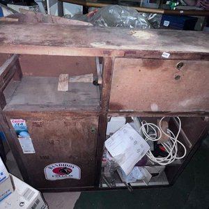 Lote anterior: Mostrador de Madera con Compartimentos y Cajones
