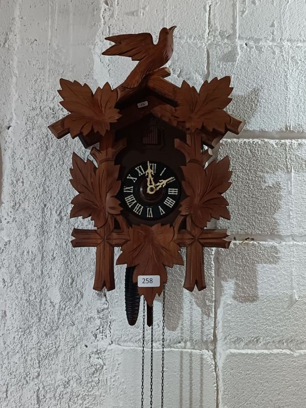 Reloj de Cucú Antiguo Alemán con Cadena y Piñas