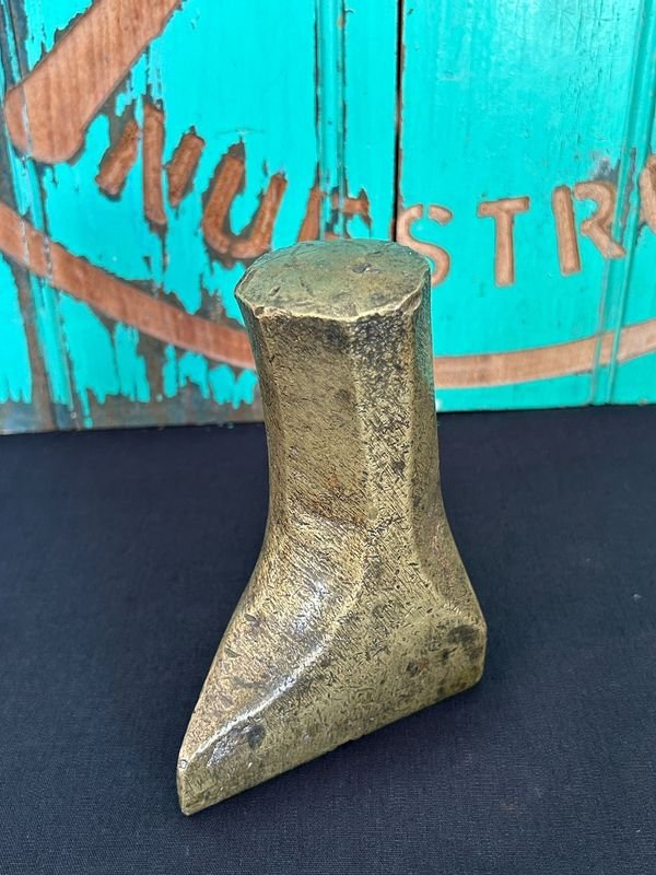 Antiguo troquel de talabartero pesado bronce impecable usado para hacer puntas de las caronas - imagen 3
