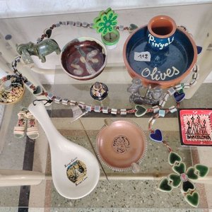 Lote de Adornos Varios: Elefante de Piedra, Cerámicas y Souvenirs - imagen 2