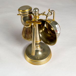 Lote siguiente: Set de barbería vintage "Made in Italy": soporte, brocha, cuenco y carcasa de afeitadora