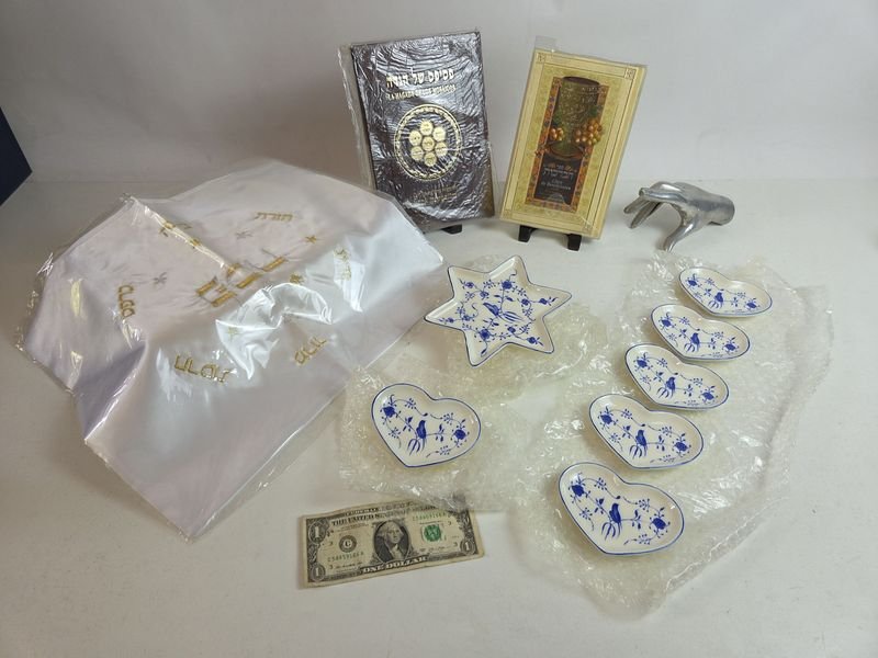 Lote anterior: Lote con libros y centros de cerámica