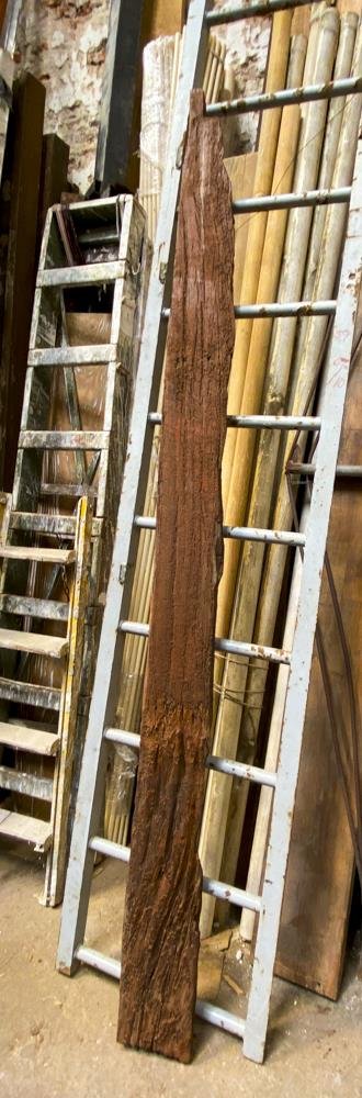 Viga Antigua de Madera Dura con Detalles y Desgaste