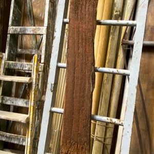 Viga Antigua de Madera Dura con Detalles y Desgaste - imagen 1