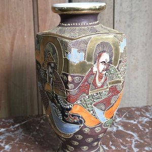 Florero Oriental de Porcelana Japonesa Satsuma con Figuras y Detalles Dorados - imagen 2
