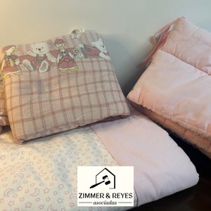 Lote siguiente: Acolchado y Chichoneras para Cuna con Diseño de Ositos y Estrellas