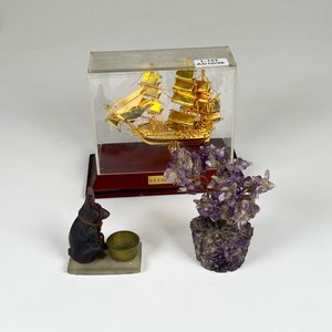 Lote anterior: Tres piezas ,adorno fragata en vitrina ,árbol en piedra y sahumerio pasta conejo