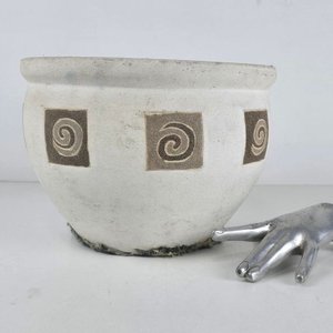 Lote siguiente: Macetero Decorativo Grande de Cerámica con Diseño de Espirales