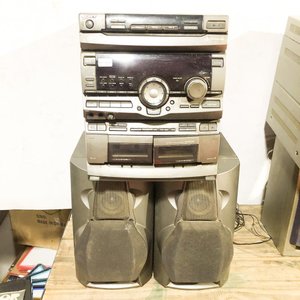 Lote siguiente: Equipo de música Sony con dos parlantes