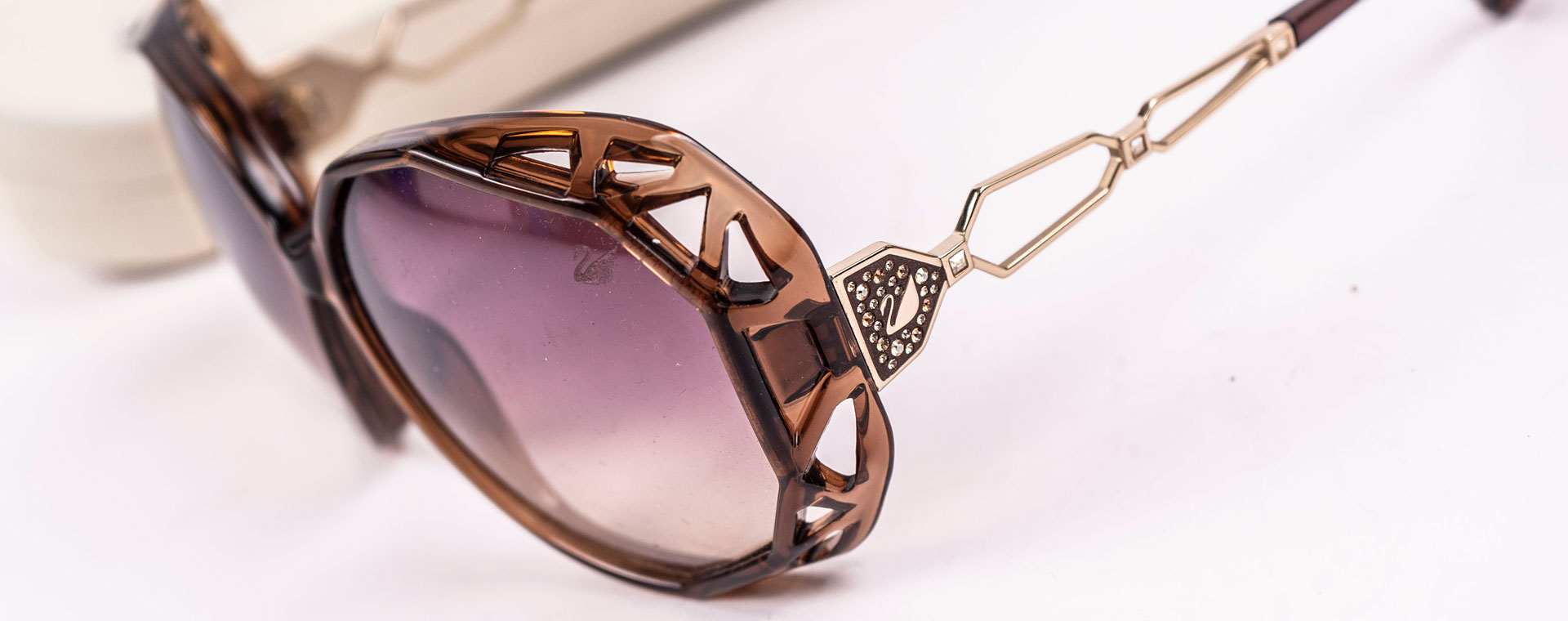 Lentes de estilo aviador con gradientes y detalles en oro